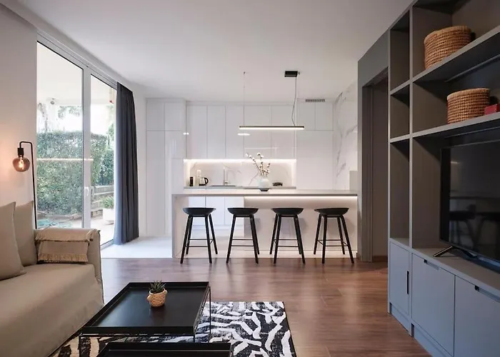 Serene Retreat In Glyfada